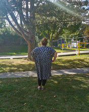 Load image into Gallery viewer, Crochet white & black Kimono