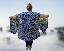 Load image into Gallery viewer, Crochet white & black Kimono